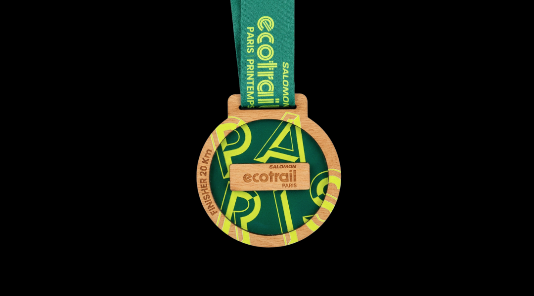 Médaille finisher EcoTrail Paris 2026 en bois massif PEFC avec impression verte et gravure laser, fabriquée en France.