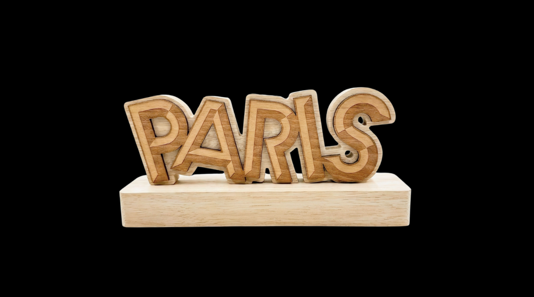 Trophée en bois CNC avec lettrage PARIS en relief pour l’EcoTrail Paris 2026, fabrication française Origine France Garantie.