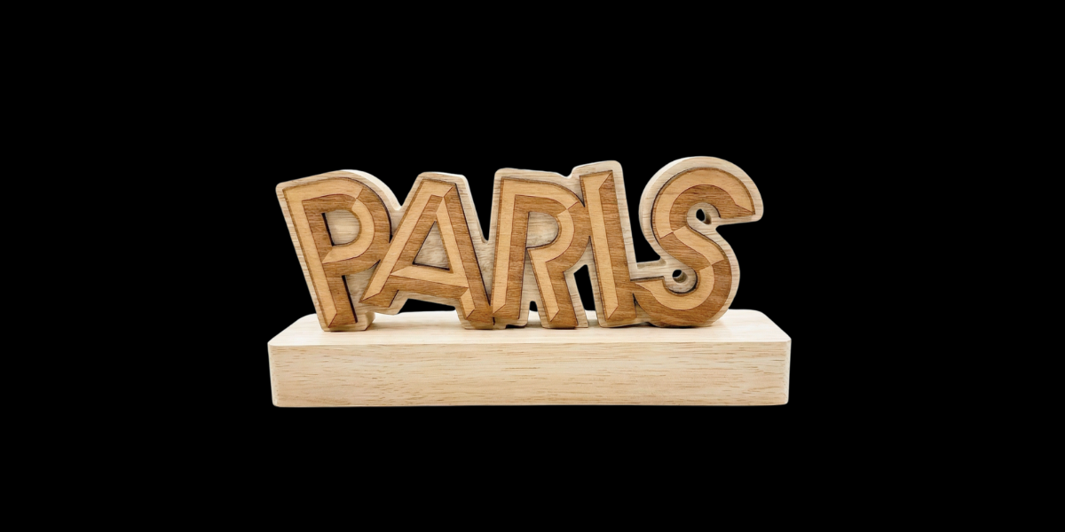 Trophée en bois CNC avec lettrage PARIS en relief pour l’EcoTrail Paris 2026, fabrication française Origine France Garantie.