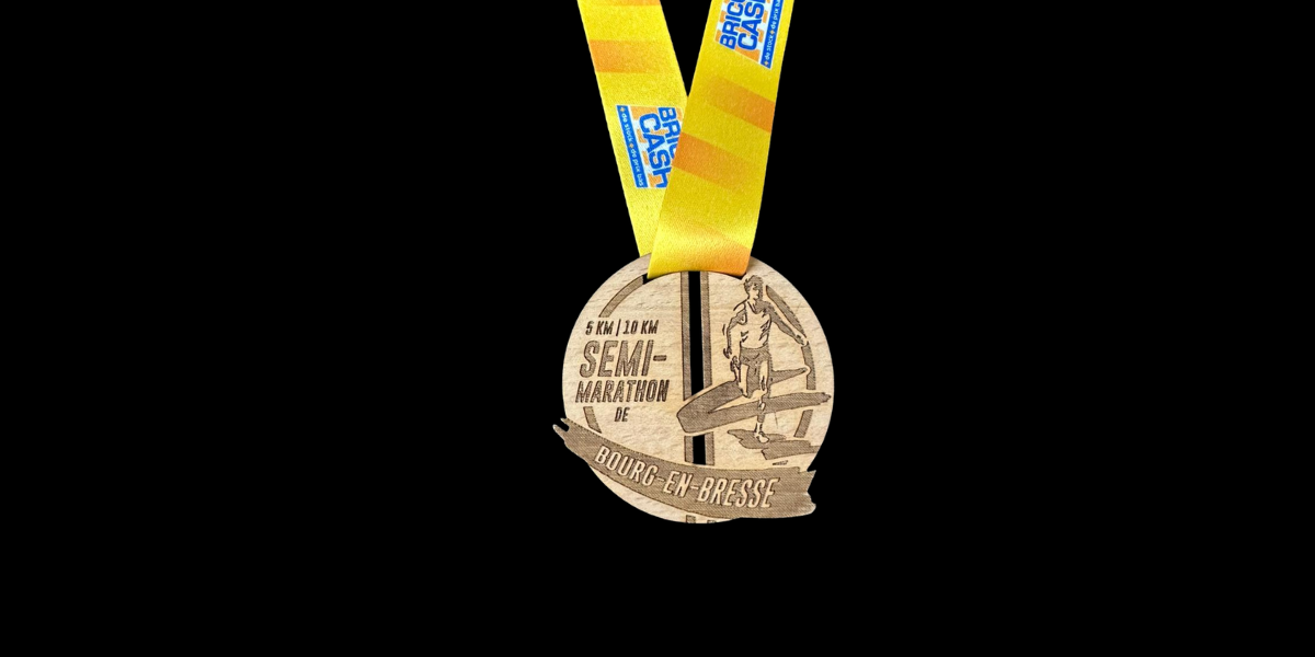 Médaille finisher en bois gravé du Semi-marathon de Bourg-en-Bresse avec ruban jaune personnalisé, épreuve 5 km et 10 km, sur fond noir.