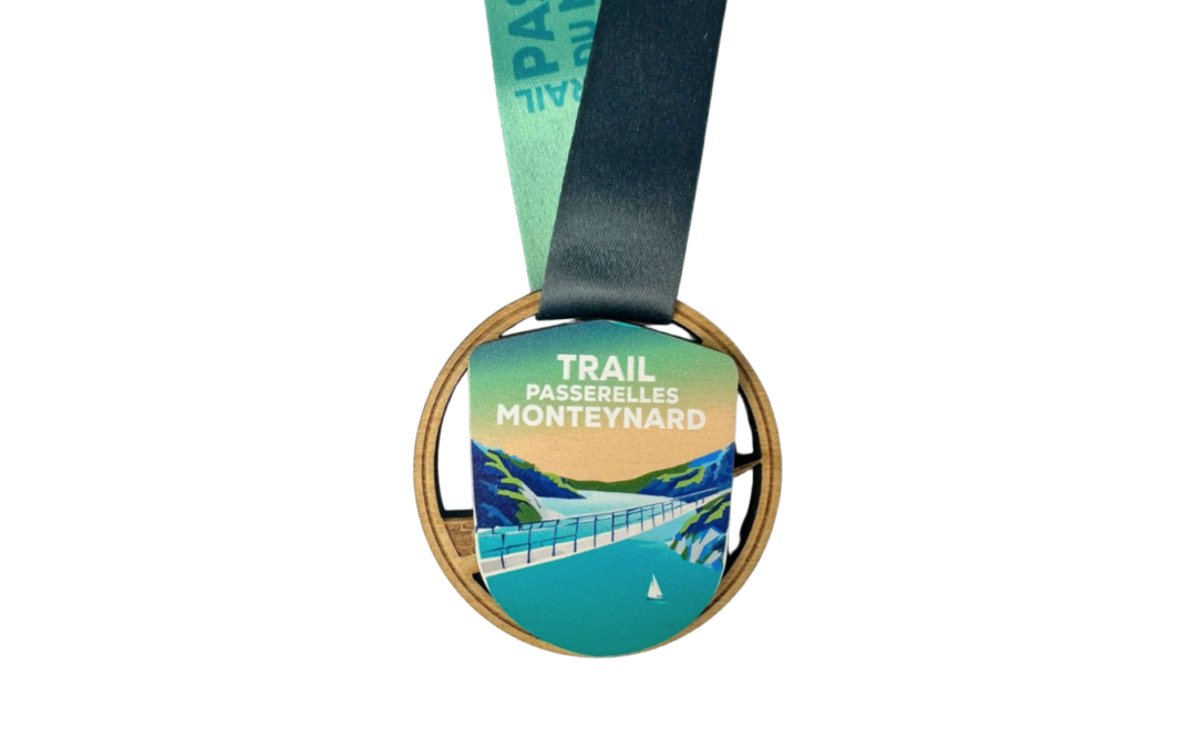 Médaille en bois du Trail des Passerelles du Monteynard 2026 avec surépaisseur imprimée, fabriquée par Ultime Sport en Chartreuse.