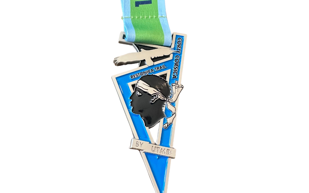 Médaille en métal du Restonica Trail by UTMB 2026 en zamac recyclé réalisée par Ultime Sport, inspirée des symboles de la Corse.