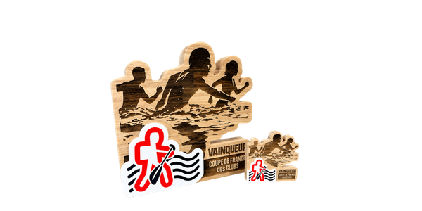 Trophées en bois personnalisés réalisés pour la Coupe de France des Clubs de Longe Côte 2026. Le design représente plusieurs longeurs évoluant dans l’eau et associe du bois gravé à un élément en plexiglas blanc imprimé aux couleurs de la FFRandonnée. Deux formats de trophées sont présentés.